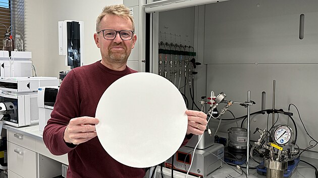 Profesor fyzik�ln� chemie Radek Zbo�il ukazuje speci�ln� filtra�n� membr�nu zachycuj�c� bakterie a t�k� kovy.