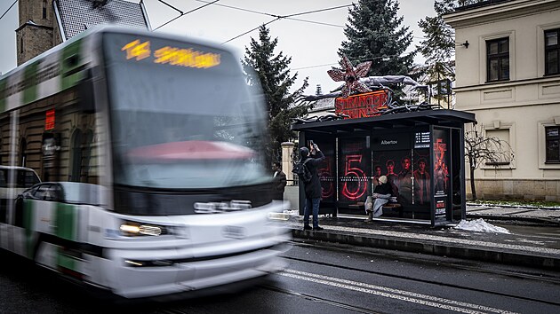 Instalace Stranger Things na Albertov� l�k� kolemjdouc� i fanou�ky seri�lu (24. listopadu 2025)