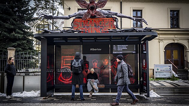 Instalace Stranger Things na Albertov� l�k� kolemjdouc� i fanou�ky seri�lu (24. listopadu 2025)
