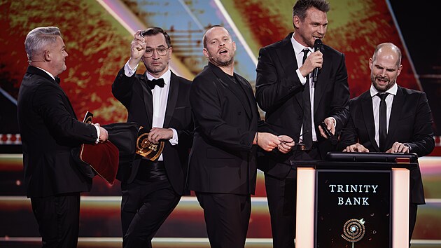 Vojt�ch Dyk obsadil t�et� m�sto v kategorii zp�v�k roku, na sn�mku spole�n� s Jakubem Pracha�em a Franti�kem Soukupem (21. listopadu 2025)