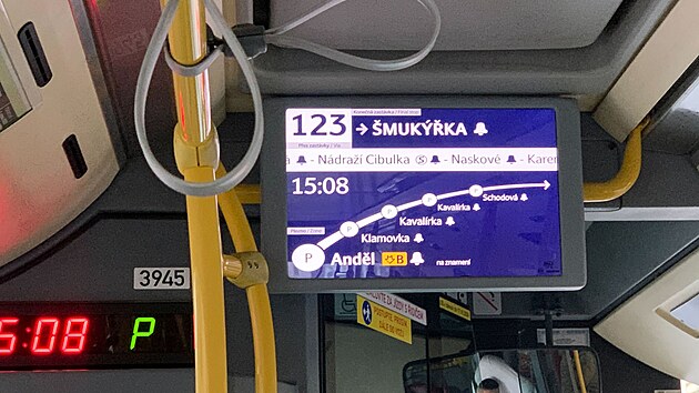 Autobusy v Praze znovu p�ipom�naj� zast�vky na znamen� pomoc� symbol� zvone�ku. (21. listopadu 2025)