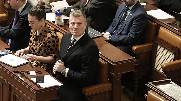 Sch�ze Poslaneck� sn�movny. Na sn�mku Filip Turek (za Motoristy sob�). (26. listopadu 2025)