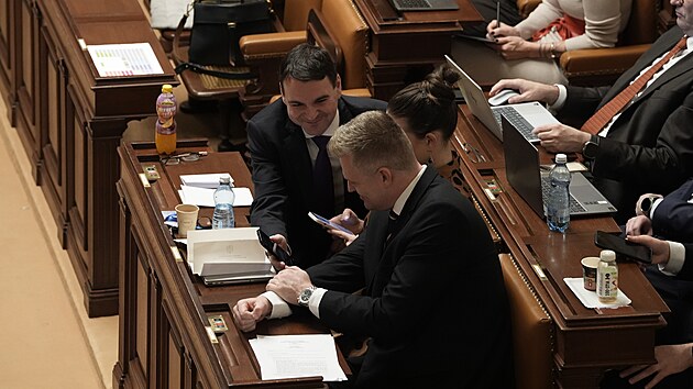 Sch�ze Poslaneck� sn�movny. Na sn�mku Petr Macinka a Filip Turek (Motorist� sob�). (26. listopadu 2025)