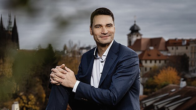 Daniel Stach. U� t�in�ct let moderuje po�ad
Hyde Park Civilizace. Vede
rozhovory s nejlep��mi v�dci sv�ta
tak, aby jim div�ci rozum�li. R�d
se zapojili do ��jnov�ho volebn�ho
vys�l�n�, ale televizn� debaty
s politiky ho nel�kaj�. Pro� ne?