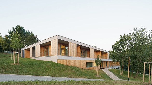 Prvn� d�tsk� hospic, kter� stoj� v Brn�, pokr�v� sv�j provoz zejm�na z dar�, kter� p�isp�vaj� firmy i jednotlivci. Z ve�ejn�ch zdroj� se poda�ilo z�skat finance aspo� na stavbu, kter� nyn� zv�t�zila i u porotc� �esk� ceny za architekturu.