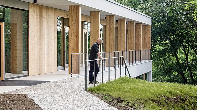 Prvn� d�tsk� hospic, kter� stoj� v Brn�, pokr�v� sv�j provoz zejm�na z dar�, kter� p�isp�vaj� firmy i jednotlivci. Z ve�ejn�ch zdroj� se poda�ilo z�skat finance aspo� na stavbu, kter� nyn� zv�t�zila i u porotc� �esk� ceny za architekturu.