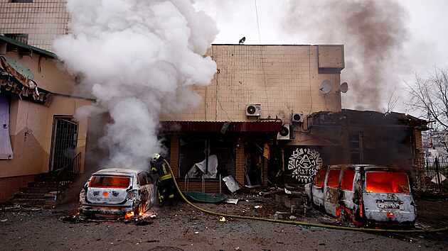 Ukrajinsk� hlavn� m�sto Kyjev v noci �elilo �toku rusk�ch st�el a dron�, kter� zabil nejm�n� jednoho �lov�ka a 11 lid� v�etn� d�t�te zranil. (29. listopadu 2025)