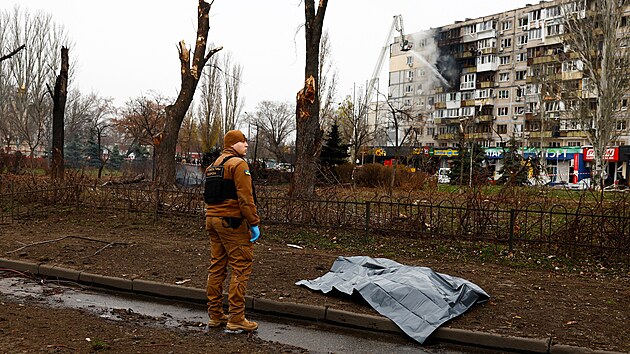 Ukrajinsk� hlavn� m�sto Kyjev v noci �elilo �toku rusk�ch st�el a dron�, kter� zabil nejm�n� jednoho �lov�ka a 11 lid� v�etn� d�t�te zranil. (29. listopadu 2025)