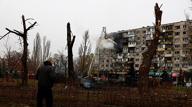 Ukrajinsk� hlavn� m�sto Kyjev v noci �elilo �toku rusk�ch st�el a dron�, kter� zabil nejm�n� jednoho �lov�ka a 11 lid� v�etn� d�t�te zranil. (29. listopadu 2025)