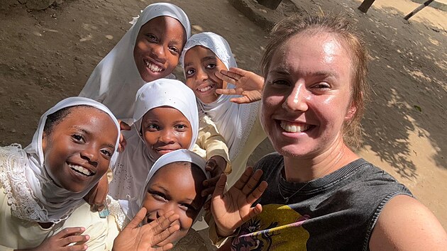 Linda Noskov� vyrazila v r�mci posezonn� dovolen� d�lat dobrovolnici do Tanz�nie.