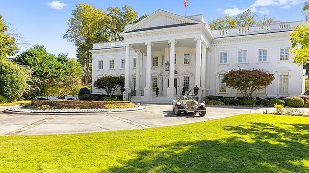 B�l� d�m v Atlant� stoj� na pozemku o rozloze 1 500 �tvere�n�ch metr� a nemovitost vznikla v roce 2001. (25. listopadu 2025)