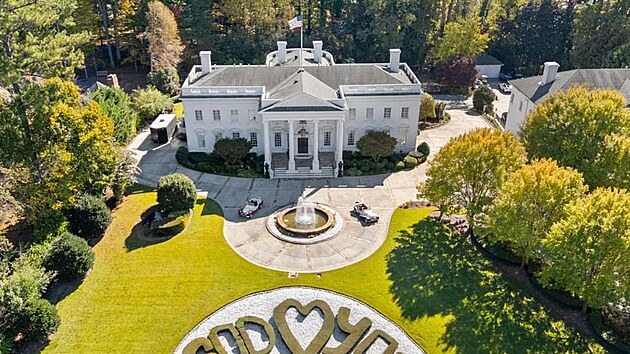 Venkovn� vybaven� zahrnuje upraven� zahrady, nadstandardn� baz�n a v��ivku �i pln� vybaven� baz�nov� d�m s venkovn� kuchyn�. (25. listopadu 2025)