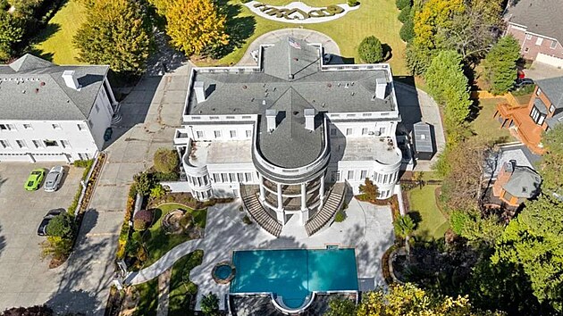 Nemovitost zahrnuje dv� kompletn� rezidence o celkov� rozloze bezm�la 2 000 �tvere�n�ch metr� na 1,2 hektaru upraven�ho pozemku. (25. listopadu 2025)