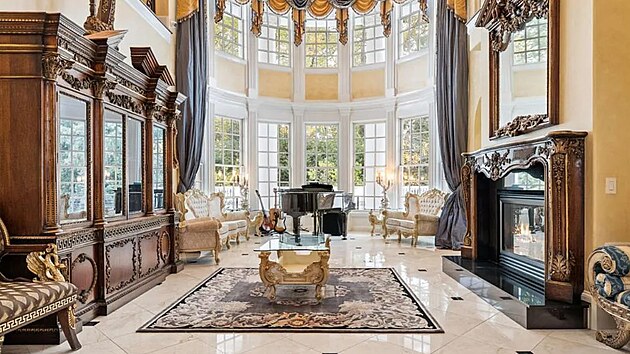 Sou�asnou majitelkou je vietnamsk� podnikatelka Thuy Ai Kathy Lam, pro kterou m� nemovitost podle jej�ch vlastn�ch slov nemovitost hlubok� osobn� v�znam. (25. listopadu 2025)