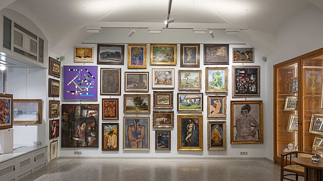 Instalace v�stavy k podzimn� aukci Galerie Kodl