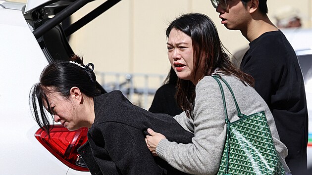 �ena oplak�v� sv�ho mazl��ka, kter� zahynul b�hem ni�iv�ho po��ru obytn�ho komplexu v Hongkongu. (27. listopadu 2025)