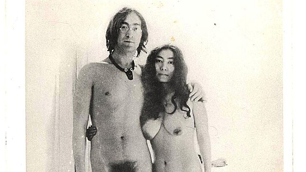 Johna Lennon s Yoko Ono na fotce pro jejich spole�n� album Two Virgins.