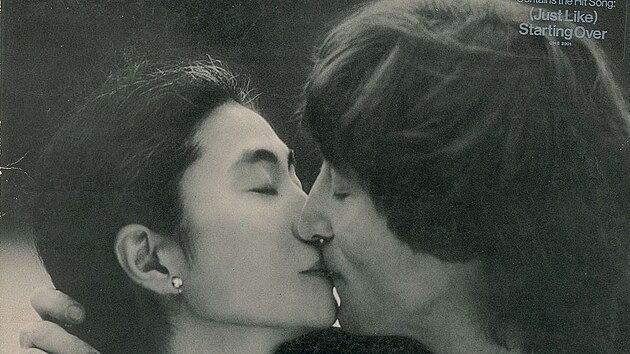 Johna Lennon s Yoko Ono na obalu jejich alba Double Fantasy, kter� bylo inspirac� pro slavnou fotku Annie Leibovitzovou.