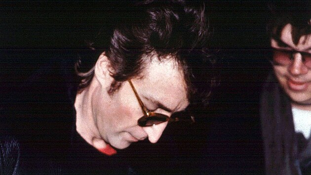 Amat�rsk� fotograf Paul Goresh zachytil posledn� fotku Johna Lennona. Podepisoval autogram. A to sv�mu vrahovi Marku Chapmanovi. (8. prosince 1980)