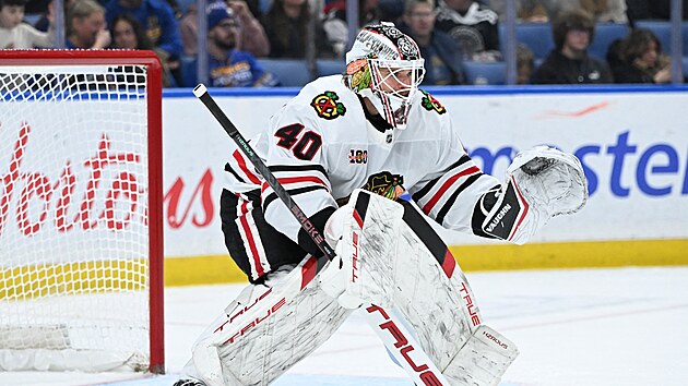 Brank�� Chicaga Arvid S�derblom sleduje hru p�ed sebou v z�pase proti Buffalu.