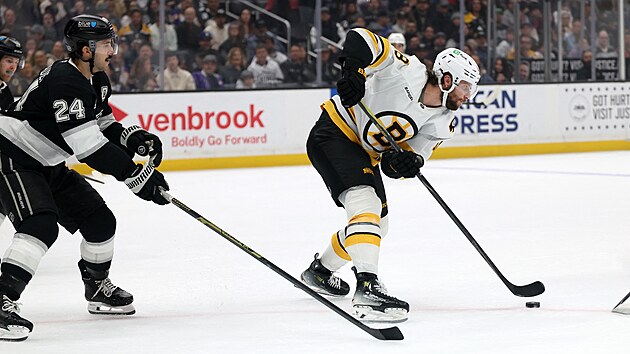 �to�n�k Bostonu Pavel Zacha (vpravo) v z�pase proti Los Angeles Kings.