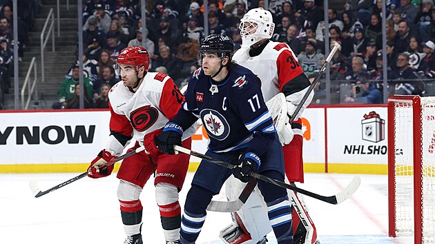 Kapit�n Winnipegu Adam Lowry se sna�� clonit p�ed brankou Caroliny.