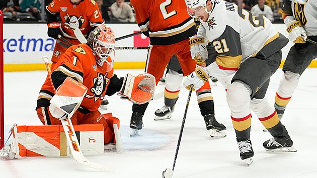 Brank�� Anaheimu Luk� Dost�l zasahuje proti �anci Bretta Howdena z Vegas.