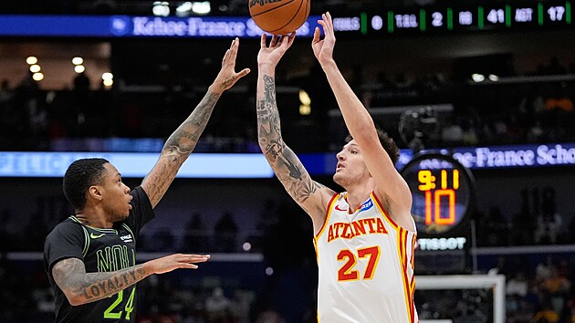 V�t Krej�� z Atlanty zakon�uje, br�n� ho Jordan Hawkins z New Orleans.