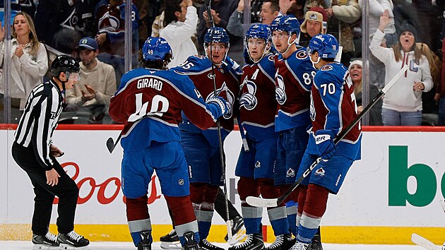 Hokejist� Colorada se raduj� z branky.