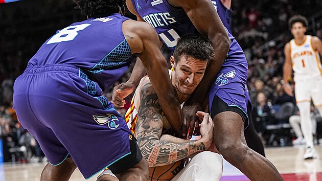 V�t Krej�� se sna�� udr�et m�� v oble�en� hr��� Charlotte.