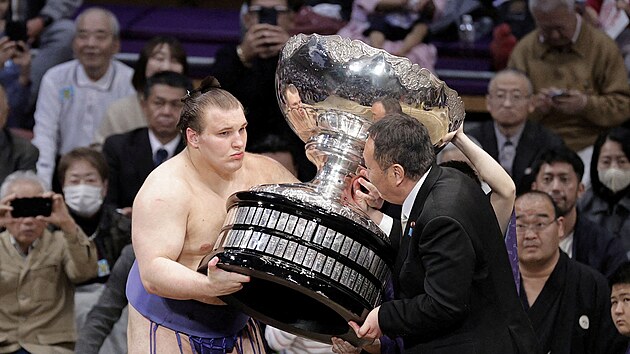 Aoni�iki poprv� v kari��e vyhr�l C�sa�sk� poh�r.