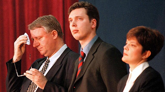 Srbsk� prezident Aleksandar Vu�i� (uprost�ed) v dob�, kdy byl ministrem informac�. (27. �nora 1999)