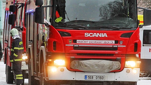 Na Klatovsku hořelo, dvě děti a dva dospělí se při požáru nadýchali kouře