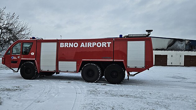 Hasi�i v pond�l� r�no likvidovali na brn�nsk�m leti�ti v Tu�anech po��r hang�ru, v n�m� se opravuj� letadla. (24. listopadu 2025)