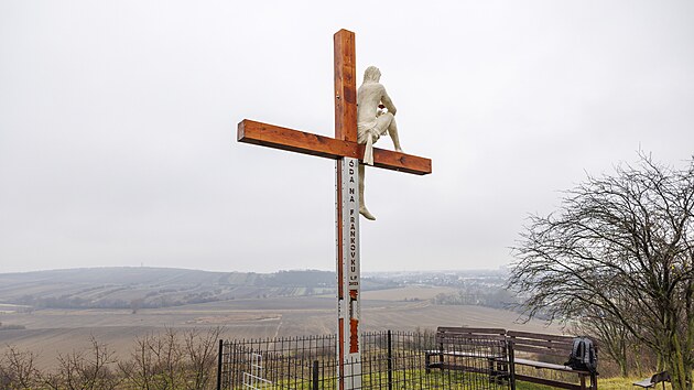 Poni�en� socha Je��e, kter� sed� na k��i s poh�rkem v�na v ruce a pozoruje vinice, se vr�tila na sv� p�vodn� m�sto u Velk�ch Pavlovic na B�eclavsku. D�lo v �ervnu po�kodil vandal z�ejm� motorovou pilou. Od��znut� kusy nyn� spojuje kovov� konstrukce, uvnit� n� vis� srdce. (25. listopadu 2025)