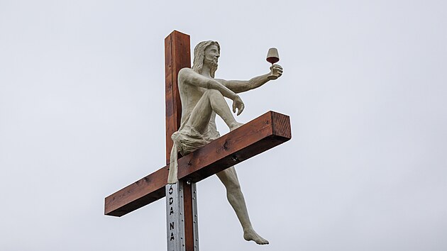 Poni�en� socha Je��e, kter� sed� na k��i s poh�rkem v�na v ruce a pozoruje vinice, se vr�tila na sv� p�vodn� m�sto u Velk�ch Pavlovic na B�eclavsku. D�lo v �ervnu po�kodil vandal z�ejm� motorovou pilou. Od��znut� kusy nyn� spojuje kovov� konstrukce, uvnit� n� vis� srdce. (25. listopadu 2025)