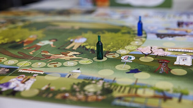 V deskovce Vitaj na Vinohradě! od Michaely Cichrové se hráči stávají vinaři ze čtyř vinařských podoblastí jižní Moravy a sbírají žetony prostřednictvím čtyř druhů karet.