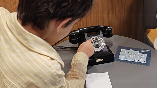 �kol�ci si v muzeu spole�nosti Cetin vyzkou�eli, zda se dok�ou dovolat z klasick�ho telefonn�ho p��stroje.