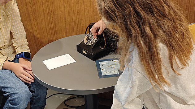 �kol�ci si v muzeu spole�nosti Cetin vyzkou�eli, zda se dok�ou dovolat z klasick�ho telefonn�ho p��stroje.