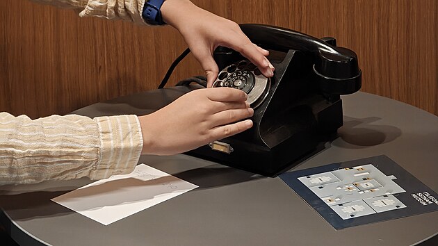 �kol�ci si v muzeu spole�nosti Cetin vyzkou�eli, zda se dok�ou dovolat z klasick�ho telefonn�ho p��stroje.