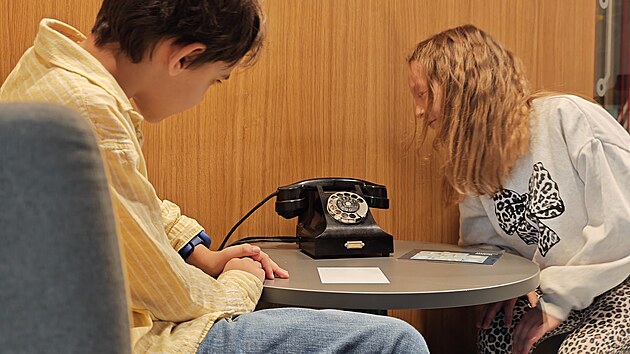 �kol�ci si v muzeu spole�nosti Cetin vyzkou�eli, zda se dok�ou dovolat z klasick�ho telefonn�ho p��stroje.