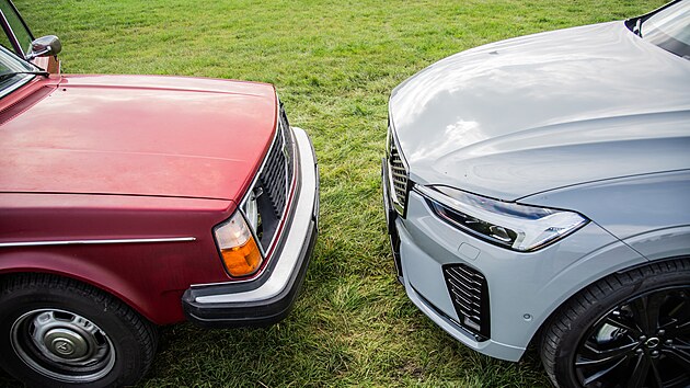 Srovn�n� legend�rn�ho briketoidn�ho 240 a o 46 let nov�j��ho modelu SUV XC60 ukazuje, jak moc se za tu dobu sv�t zm�nil. 