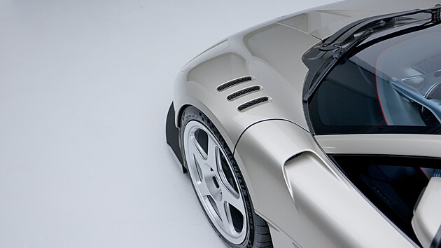 P�edm�tem dra�by byl konkr�tn� v�z s �asi ��slo jedna, kter� je�t� nen� fyzicky vyroben. Vystaven� v�z je zat�m jen prototypem. Nov� majitel tak nez�skal jen automobil, ale i jedine�nou mo�nost pod�let se na jeho p�esn� specifikaci ve spolupr�ci se samotn�m Gordonem Murrayem a b�t p��tomen b�hem fin�ln�ho lad�n� a testov�n� vozu s testovac�m pilotem Dariem Franchittim.