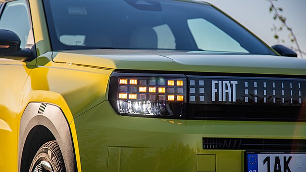 Maska pr� evokuje okna legend�rn� tur�nsk� tov�rny Lingotto. 