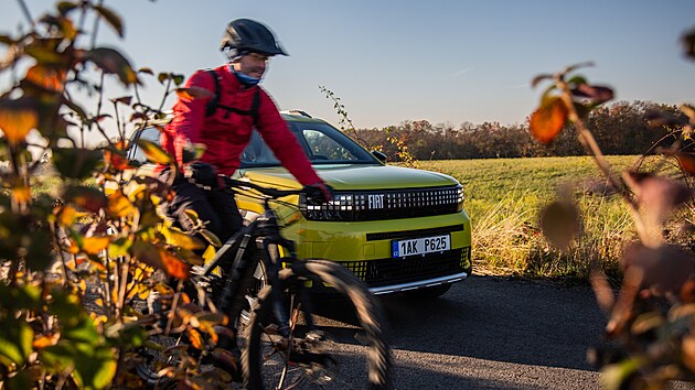 Grande Panda skr�v� platformu a dal�� sestersk� vztahy s Citro�nem C3 Aircross a Opelem Frontera. Jedn� se o produkt koncernu Stellantis.