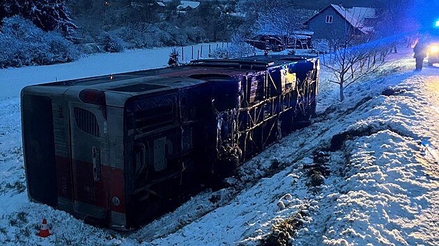 Autobus u Choratic na Bene�ovsku se na poli p�evr�til na bok, hasi�i uv�zl� lidi zachra�ovali �eb��kem. (26. listopadu 2025)