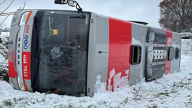 Autobus u Choratic na Bene�ovsku se na poli p�evr�til na bok, hasi�i uv�zl� lidi zachra�ovali �eb��kem. (26. listopadu 2025)