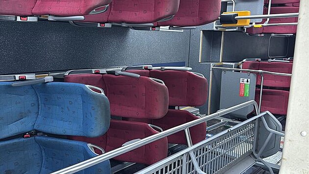 Autobus u Choratic na Bene�ovsku se na poli p�evr�til na bok, hasi�i uv�zl� lidi zachra�ovali �eb��kem. (26. listopadu 2025)