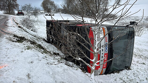Autobus u Choratic na Bene�ovsku se na poli p�evr�til na bok, hasi�i uv�zl� lidi zachra�ovali �eb��kem. (26. listopadu 2025)