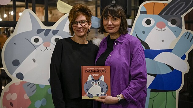 Spisovatelka Petra Soukupov� s majitelkou firmu Ababu Jitkou Charv�tovou pok�tily novou d�tskou knihu Kamar�dov�. (18. listopadu 2025)